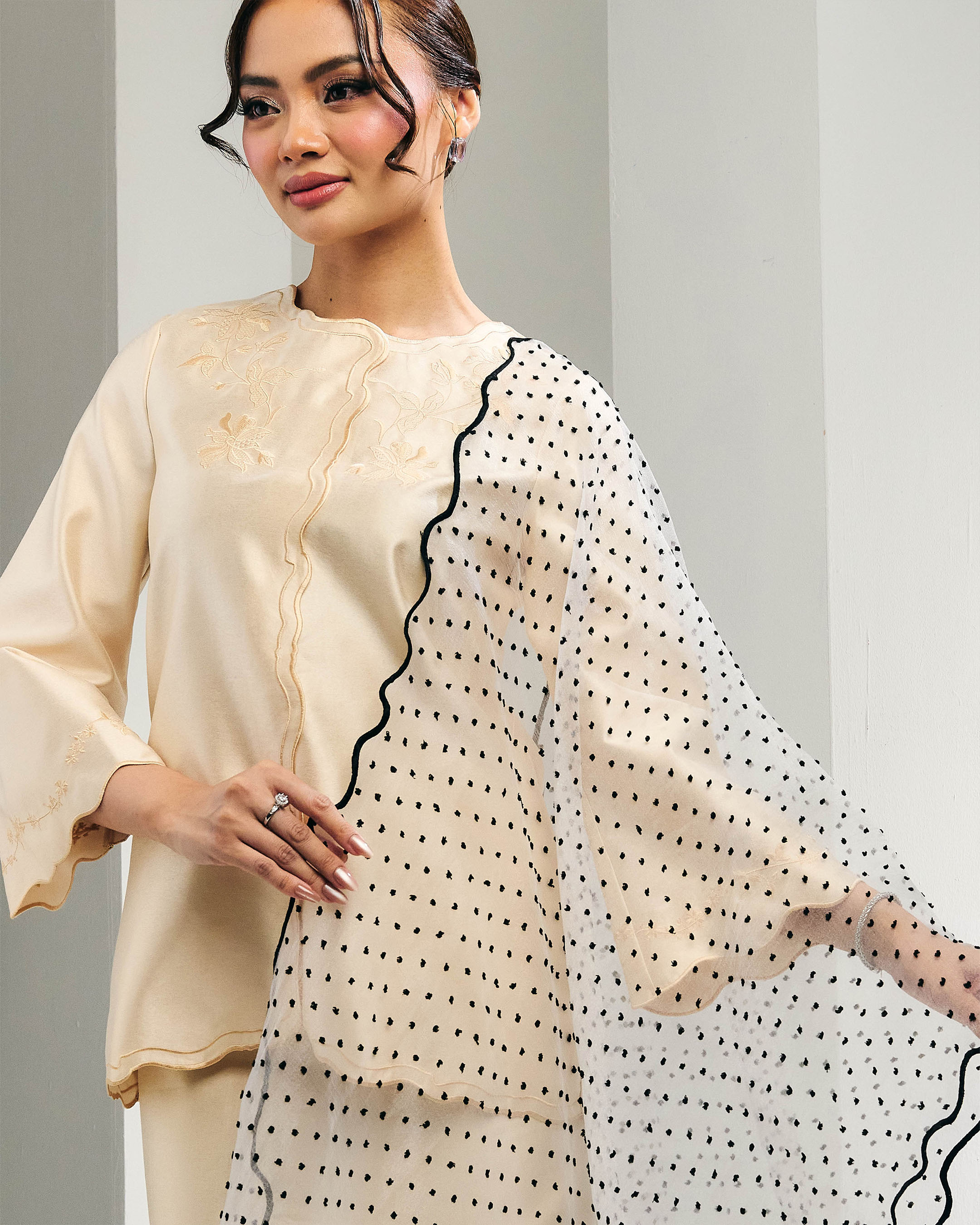 (PRE-ORDER) Melur - White Black