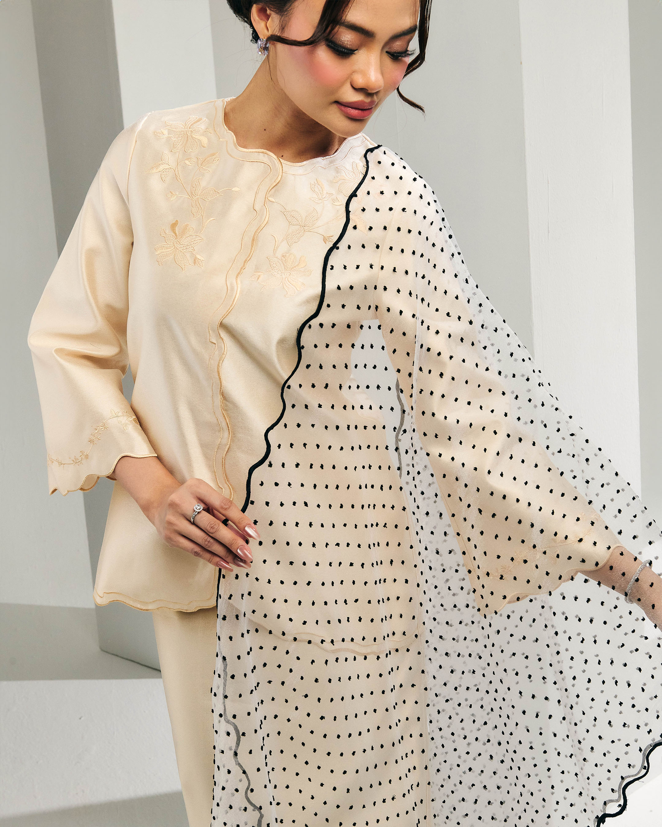 (PRE-ORDER) Melur - White Black