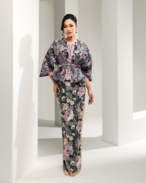 (PRE-ORDER) Theodora - Rosy Black