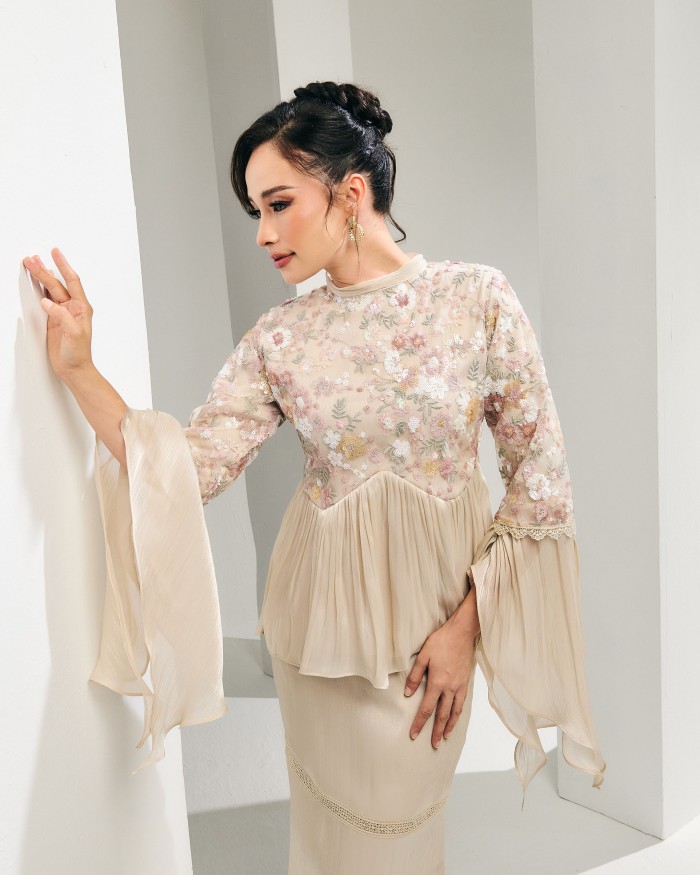 Noelle - Dark Vanilla