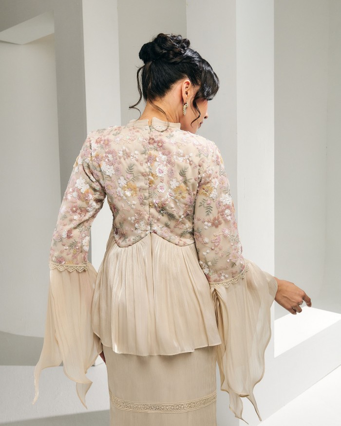 Noelle - Dark Vanilla